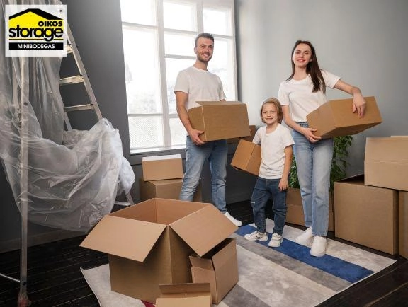 ¿Cómo sacar provecho de la afiliación a Colsubsidio para el arriendo de Minibodegas? Familia organizando cosas en cajas